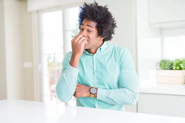 Hombre Negocios Afroamericano Vistiendo Una Camisa Elegante Que Estresado Nervioso — Foto de Stock