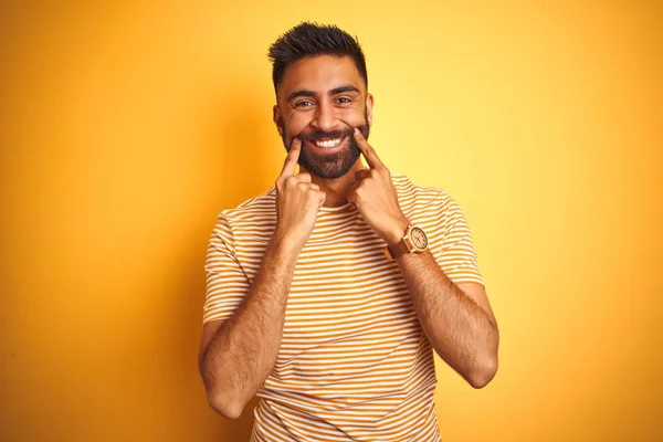 Joven Hombre Indio Con Camiseta Pie Sobre Fondo Amarillo Aislado —  Fotos de Stock