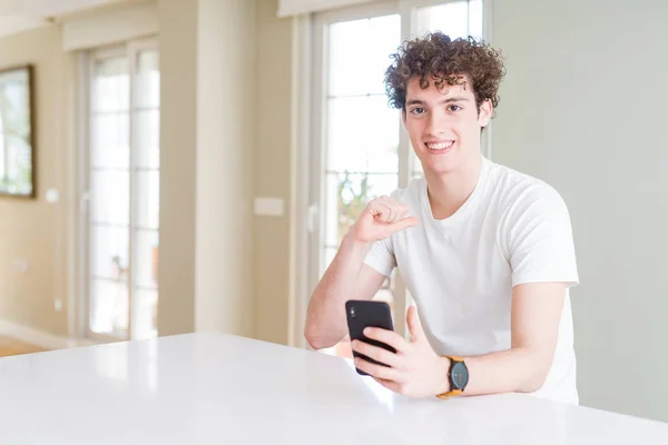 Evde Akıllı Telefonu Kullanan Sürpriz Suratlı Kendini Gösteren Parmak Kullanan — Stok fotoğraf