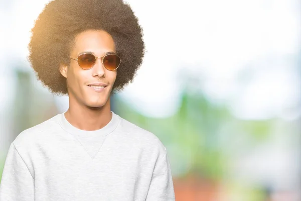 Young African American Man Afro Hair Wearing Sunglasses Looking Away — Stock Photo, Image
