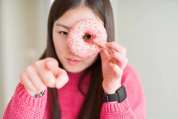 Красивая Азиатка Ест Розовый Пончик Сахар Указывая Пальцем Камеру Знак — стоковое фото
