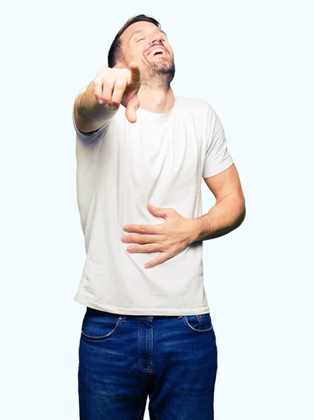 Hombre Guapo Vistiendo Una Camiseta Blanca Casual Riéndose Señalando Cámara — Foto de Stock