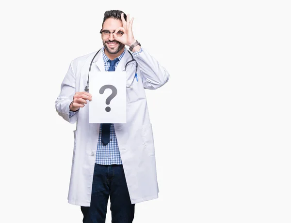 Stilig Ung Läkare Man Hålla Papper Med Frågetecken Över Isolerade — Stockfoto