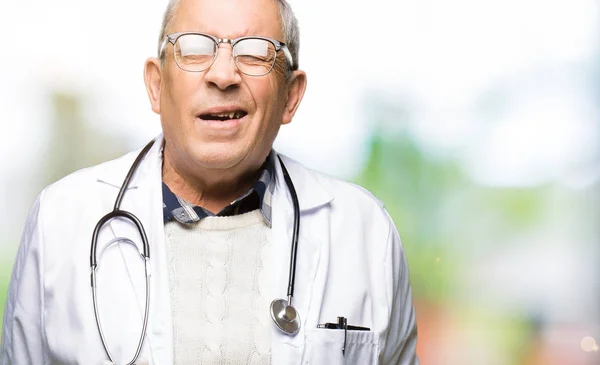 Guapo Médico Senior Hombre Con Abrigo Médico Guiño Mirando Cámara — Foto de Stock