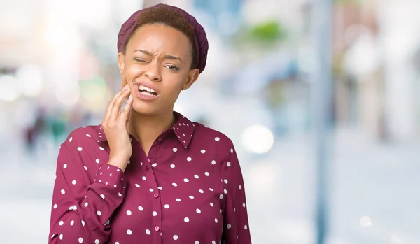 Vackra Unga Afroamerikanska Kvinnan Bär Sjalett Över Isolerade Bakgrund Att — Stockfoto