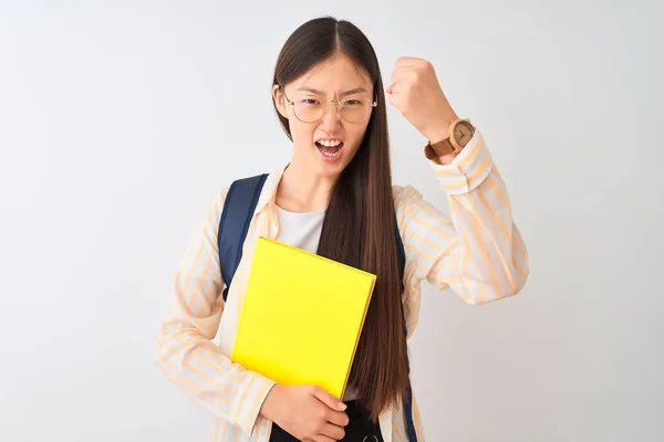 孤立した白い背景の上にメガネのバックパックブックを身に着けている中国人学生の女性は 怒りで怒り 狂気と叫び声で怒りとイライラし 怒りの概念 — ストック写真