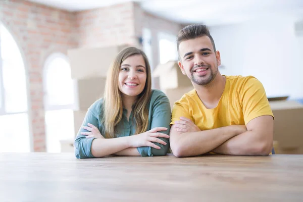 Ungt Par Sitter Bordet Movinto Till Nya Hem Med Carboard — Stockfoto