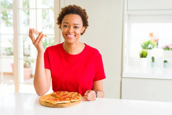 Joven Mujer Afroamericana Comiendo Sabrosa Pizza Peperoni Con Una Cara — Foto de Stock