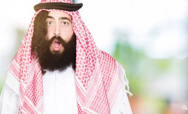 Arabische Zakenman Met Lang Haar Dragen Van Traditionele Keffiyeh Sjaal — Stockfoto