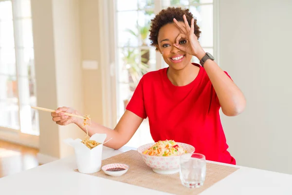 Ung Afrikansk Amerikansk Kvinna Med Afro Hår Äta Asiatisk Mat — Stockfoto