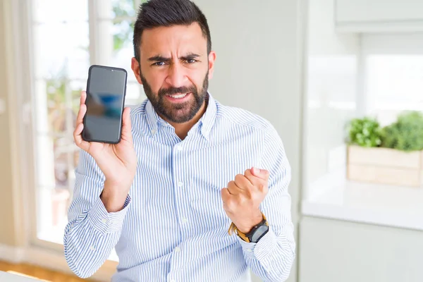 Hombre Negocios Hispano Guapo Mostrando Pantalla Del Teléfono Inteligente Molesto —  Fotos de Stock