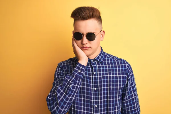 Joven Hombre Guapo Con Camisa Casual Gafas Sol Sobre Fondo — Foto de Stock