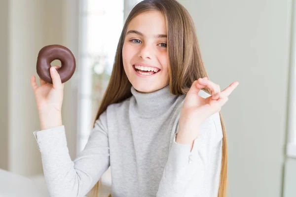 Belle Jeune Fille Portant Manger Beignet Chocolat Très Heureux Pointant — Photo