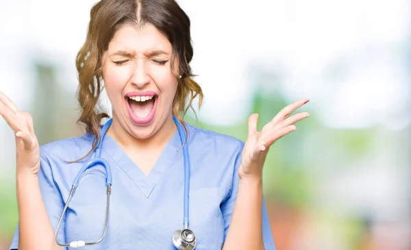 Junge Erwachsene Ärztin Medizinischer Uniform Die Verrückt Und Verrückt Nach — Stockfoto