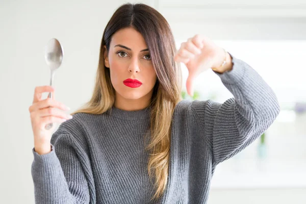 Jovem Bela Mulher Segurando Colher Prata Casa Com Rosto Irritado — Fotografia de Stock