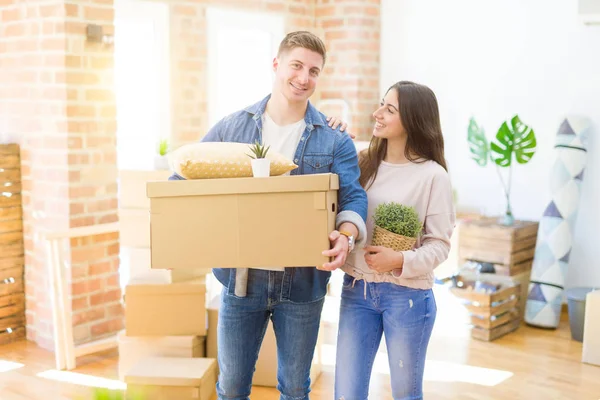 Schönes Junges Paar Zieht Ein Neues Zuhause Und Freut Sich — Stockfoto