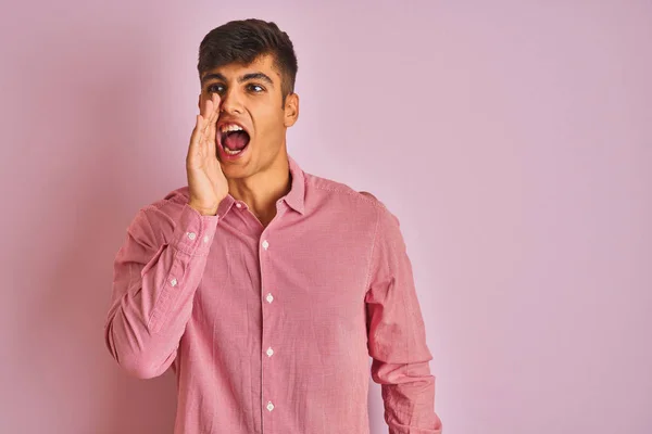 Jonge Indiase Man Het Dragen Van Elegante Shirt Staande Geïsoleerde — Stockfoto