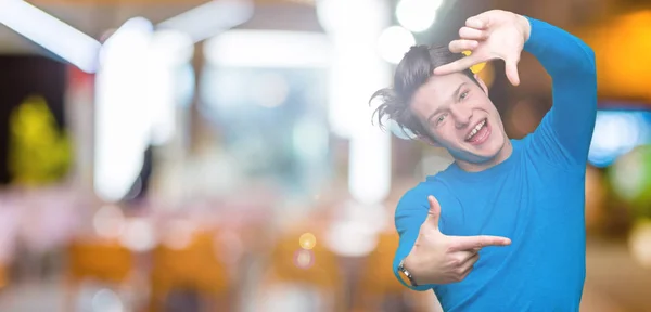 Giovane Bell Uomo Che Indossa Maglione Blu Sfondo Isolato Sorridente — Foto Stock