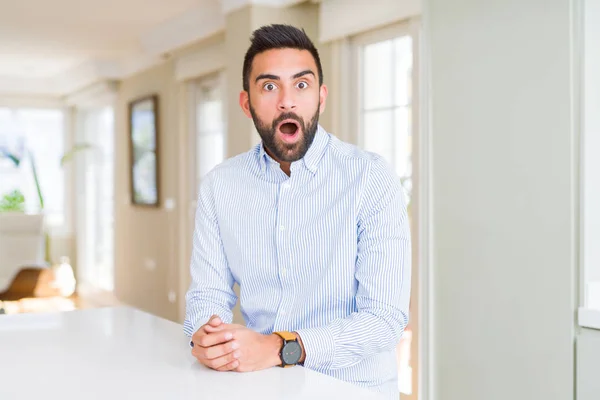 Schöner Hispanischer Geschäftsmann Ängstlich Und Schockiert Mit Überraschtem Gesichtsausdruck Angst — Stockfoto