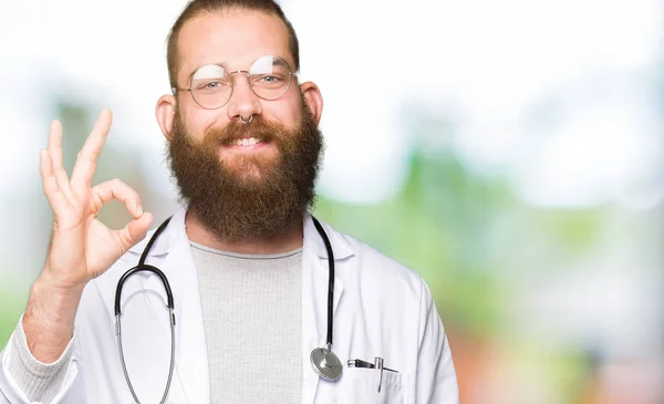 Jonge Blonde Dokter Man Met Baard Dragen Medische Vacht Glimlachend — Stockfoto