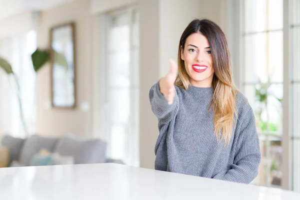 Mujer Hermosa Joven Vistiendo Suéter Invierno Casa Sonriendo Amable Ofreciendo —  Fotos de Stock