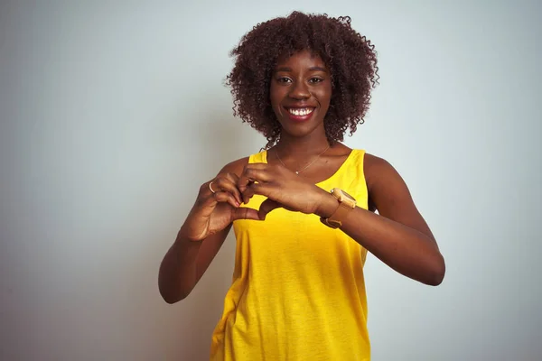 Genç Afrikalı Afro Kadın Izole Beyaz Arka Plan Üzerinde Sarı — Stok fotoğraf