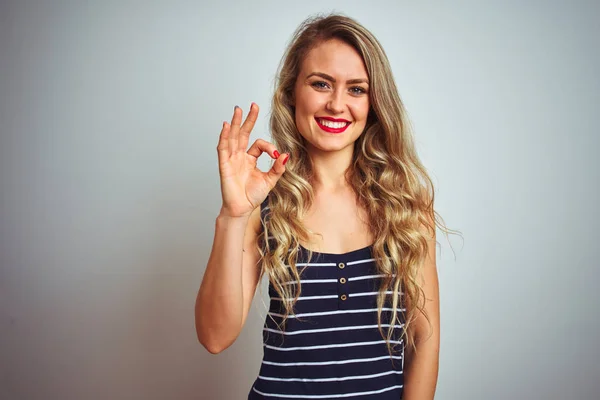 Ung Vacker Kvinna Bär Ränder Shirt Stående Över Vit Isolerad — Stockfoto