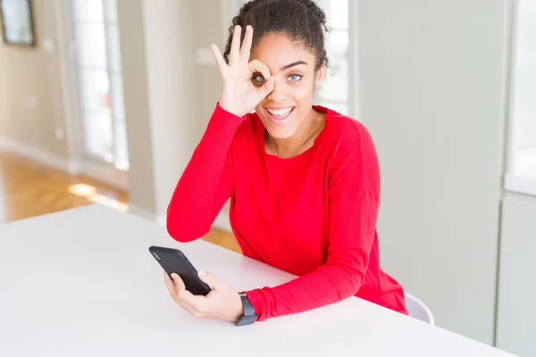 Ung Skånsk Amerikansk Kvinne Som Bruker Smarttelefon Til Sende Melding – stockfoto