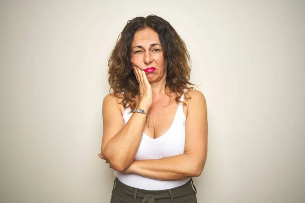 Mulher Meia Idade Sênior Sobre Fundo Isolado Branco Pensando Parecendo — Fotografia de Stock