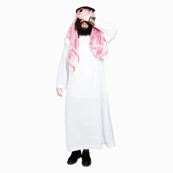 Arabský Obchodník Dlouhými Vlasy Nosí Tradiční Palestinou Šátek Usmívá Směje — Stock fotografie