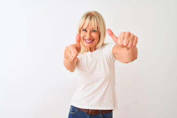 Femme Âge Moyen Portant Shirt Décontracté Debout Sur Fond Blanc — Photo