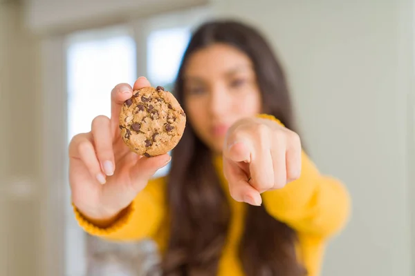 Junge Frau Die Hause Schokoladenkekse Isst Zeigt Mit Dem Finger — Stockfoto