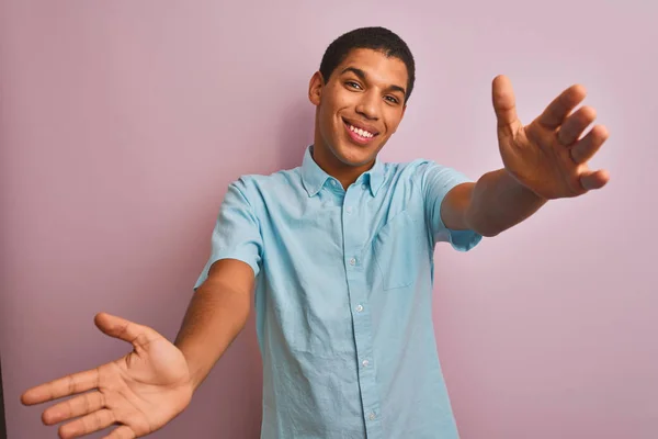 Homem Árabe Bonito Jovem Vestindo Camisa Azul Sobre Fundo Rosa — Fotografia de Stock