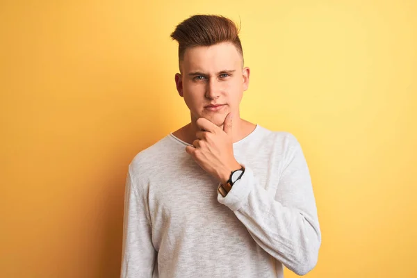 Ung Stilig Man Klädd Vit Casual Shirt Stående Över Isolerad — Stockfoto