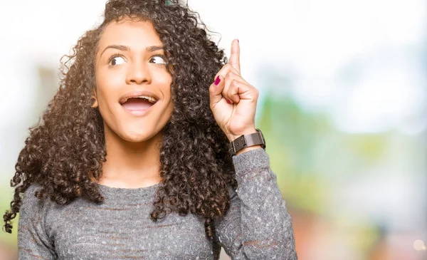 Jeune Belle Femme Aux Cheveux Bouclés Portant Pull Gris Pointant — Photo