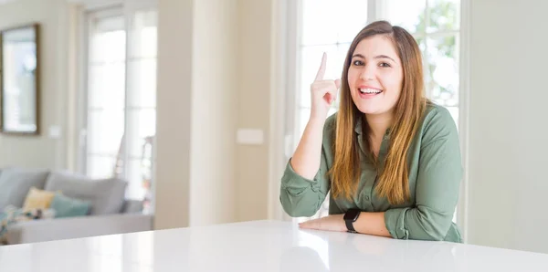 Όμορφη Νεαρή Γυναίκα Στο Σπίτι Δείχνοντας Δάχτυλό Της Μια Επιτυχημένη — Φωτογραφία Αρχείου
