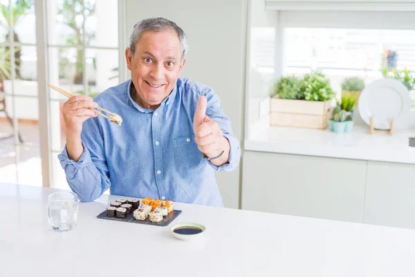 Hombre Mayor Guapo Comiendo Llevar Sushi Usando Palillos Casa Feliz — Foto de Stock