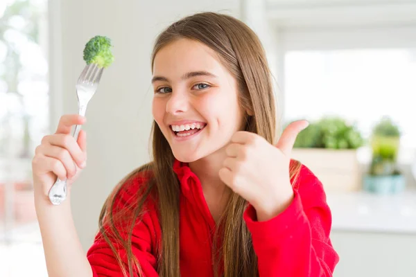 Menina Bonita Comendo Brócolis Fresco Feliz Com Grande Sorriso Fazendo — Fotografia de Stock