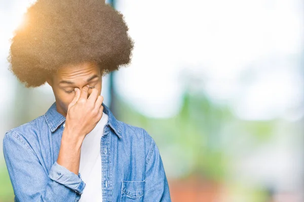 Jonge Afro Amerikaanse Man Met Afro Haar Moe Wrijven Neus — Stockfoto