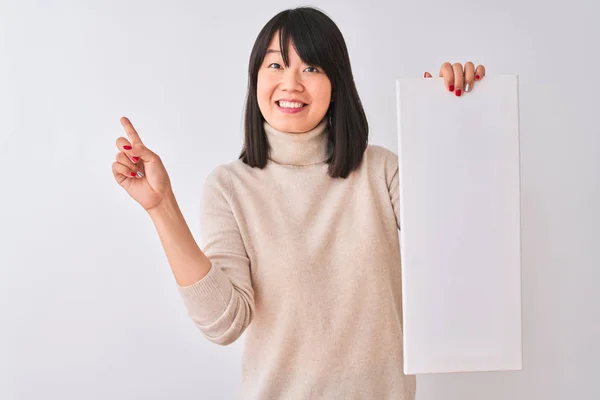 Jonge Mooie Chinese Vrouw Houden Banner Staande Geïsoleerde Witte Achtergrond — Stockfoto