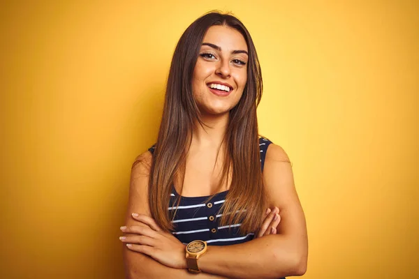 Joven Hermosa Mujer Con Camiseta Rayas Pie Sobre Fondo Amarillo — Foto de Stock