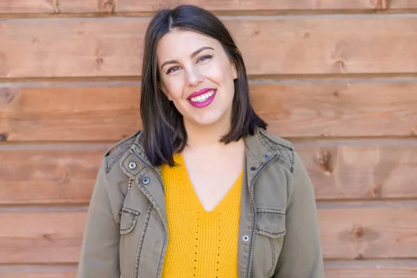 Bella Giovane Donna Sorridente Fiducioso Allegro Appoggiato Sul Muro Legno — Foto Stock