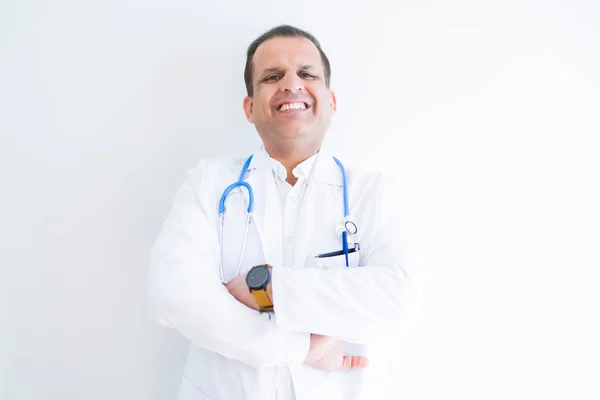 Чоловік Середнього Віку Який Носить Стетоскоп Медичне Пальто Білому Тлі — стокове фото