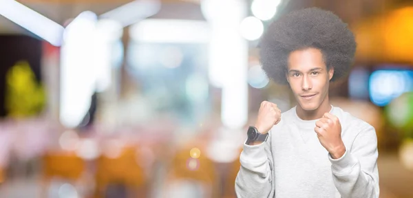 Americký Mladík Afro Vlasy Nosit Sportovní Mikina Připravený Boji Pěst — Stock fotografie