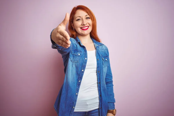 Youg Mulher Ruiva Bonita Vestindo Camisa Jeans Sobre Fundo Rosa — Fotografia de Stock