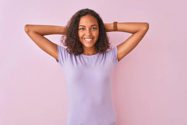 Jovem Brasileira Vestindo Camiseta Sobre Fundo Rosa Isolado Relaxante Alongamento — Fotografia de Stock