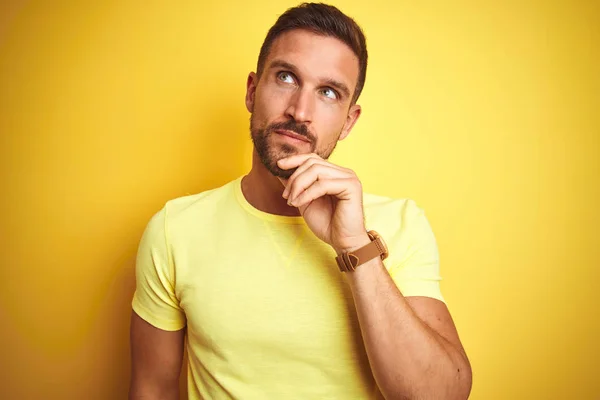 Jovem Homem Bonito Vestindo Casual Camiseta Amarela Sobre Fundo Amarelo — Fotografia de Stock