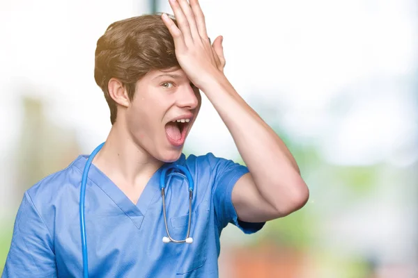 Jonge Dokter Medische Uniform Dragen Geïsoleerde Achtergrond Verrast Met Hand — Stockfoto