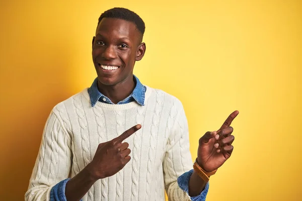 Afrikanisch Amerikanischer Mann Jeanshemd Und Weißem Pullover Vor Isoliertem Gelben — Stockfoto