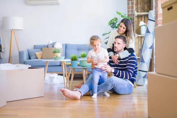 Hermosa Familia Con Niño Nuevo Hogar — Foto de Stock